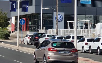 Las banderolas de la Avda de Dénia anuncian la zona residencial Vistahermosa Norte